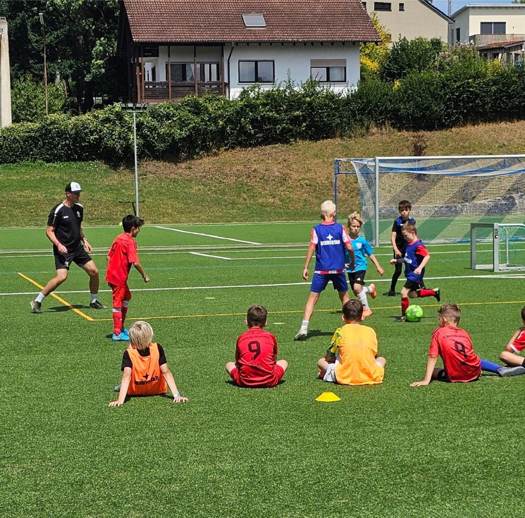 Training beim Fussballhelden-Camp am TuS Stetten