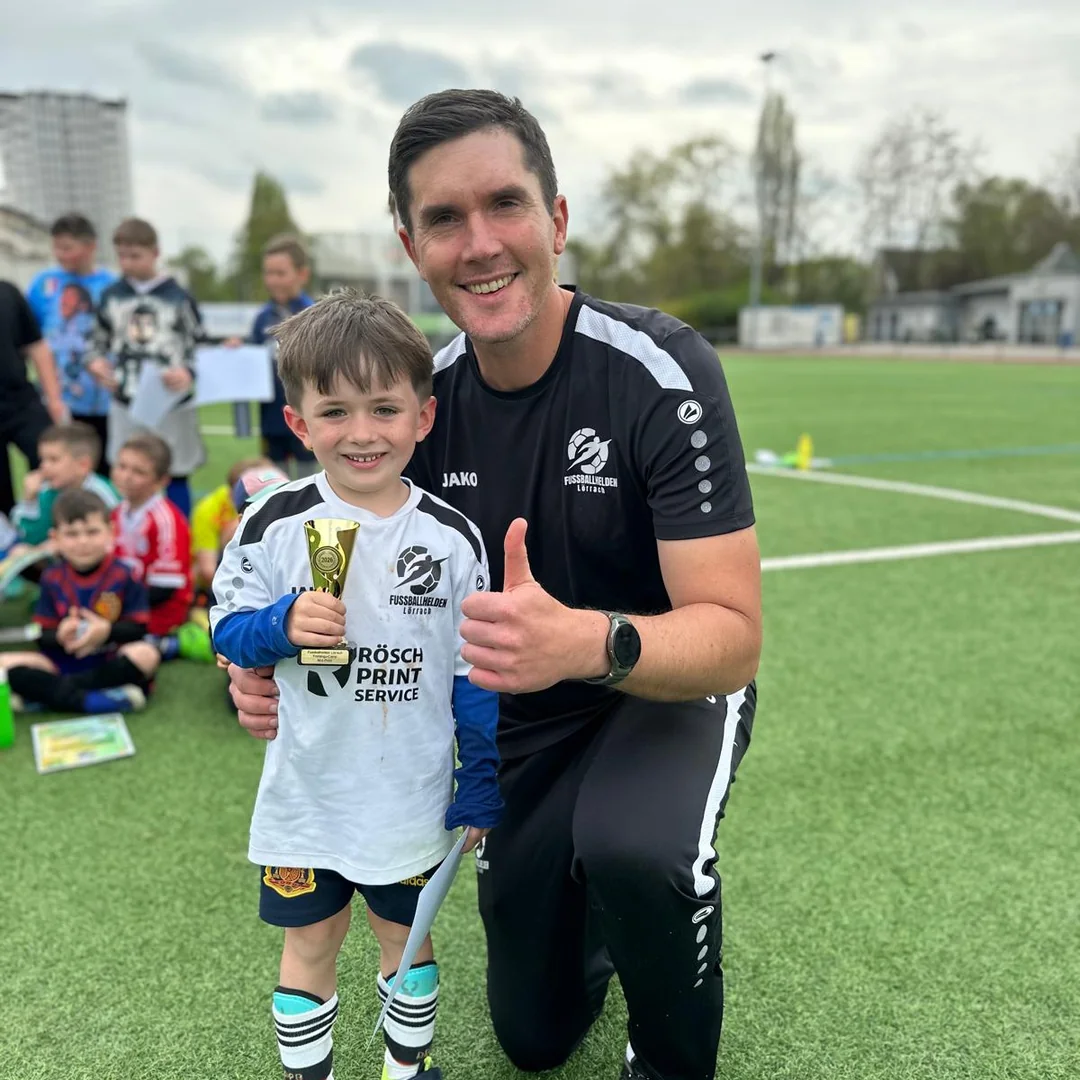 Nils Ollek mit jungem Spieler und Pokal