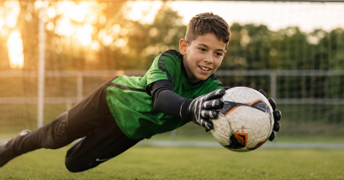 Torwarttraining für Kinder in Lörrach – Kind hält den Ball im Tor